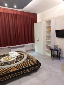 een slaapkamer met een bed en een rood gordijn bij Giulia's house Roma in Rome