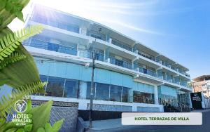 un grand bâtiment avec beaucoup de fenêtres dans l'établissement HOTEL TERRAZAS DE VILLA, à Moquegua