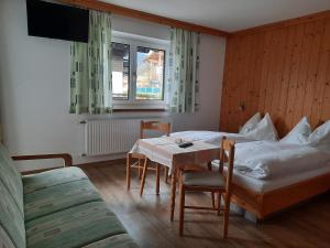 Letto o letti in una camera di Pension Aberger