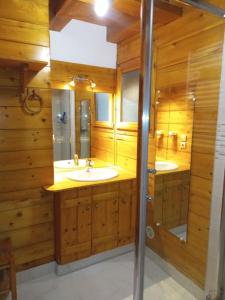 baño de madera con 2 lavabos y ducha en Chalet au calme en Haute Savoie., en Châtillon-sur-Cluses
