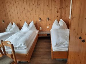 Letto o letti in una camera di Pension Aberger