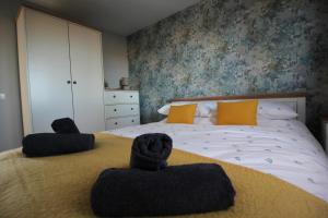 Un pat sau paturi într-o cameră la Pollan-Na Clach Cabin