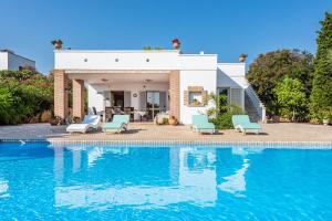uma villa com piscina em frente a uma casa em Villa Vanessa em Castrignano del Capo