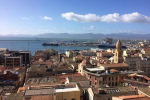 - une vue sur une ville avec des bâtiments et l'eau dans l'établissement CIMAROSA ROOM AFFITTI BREVI, à Cagliari