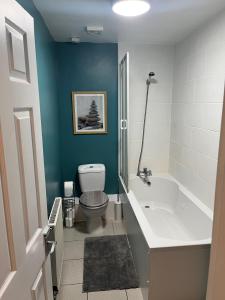een badkamer met toilet en ligbad bij Reservoir Retreat in Birmingham