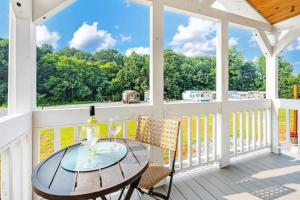 een tafel op een veranda met uitzicht op de bomen bij 7 Le Soleil Retro Tiny House, Boat Parking, Mins to Lake Guntersville, City Harbor in Guntersville
