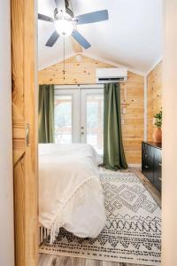 Schlafzimmer mit einem Bett und einem Deckenventilator in der Unterkunft 8 All Decked Out, Luxury Tiny House, Boat Parking Mins to Lake Guntersville, Downtown in Guntersville