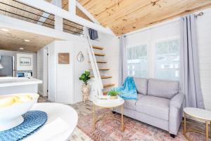 Ruang duduk di 2 Villa D'Azur Luxury Tiny House Mins to Lake Guntersville, Downtown, Firepit