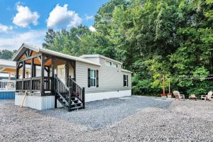 Ce petit cottage blanc dispose d'une terrasse couverte. dans l'établissement 3 Bearly Working Luxury Tiny House Firepit Mins to Lake Guntersville, à Guntersville