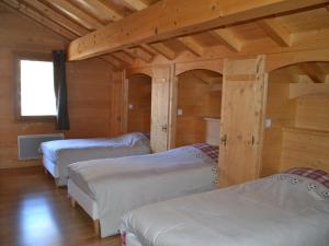 Un pat sau paturi într-o cameră la Chalet Le Grand-Bornand, 7 pièces, 14 personnes - FR-1-467-64
