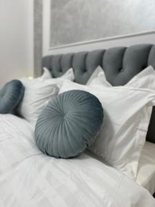 ein weißes Bett mit zwei Kissen darauf in der Unterkunft Luxury Studio 7 in Roşu