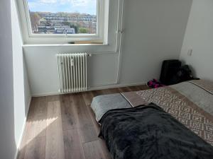 a bedroom with a bed and a window at Casa da Silva in Corroios