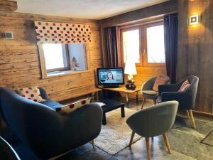 Televízia a/alebo spoločenská miestnosť v ubytovaní Appartement cosy pour 6 personnes avec parking au Grand-Bornand - FR-1-467-84