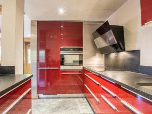 Kuchyňa alebo kuchynka v ubytovaní Appartement cosy pour 6 personnes avec parking au Grand-Bornand - FR-1-467-84