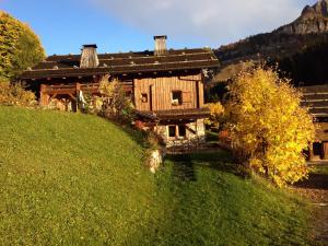 Vonkajšia záhrada v ubytovaní Appartement cosy pour 6 personnes avec parking au Grand-Bornand - FR-1-467-84