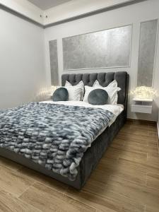 ein Schlafzimmer mit einem großen Bett mit Kissen in der Unterkunft Luxury Studio 7 in Roşu