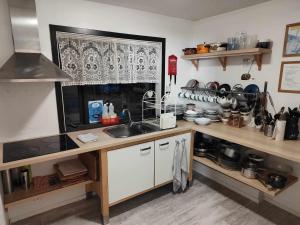 eine Küche mit einer Theke mit Spüle und einem Fenster in der Unterkunft Vík Hostel in Vík