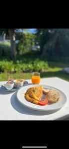 talerz jedzenia z jajkami i tostem na stole w obiekcie Santika Garden Cottage Stellenbosch w mieście Stellenbosch