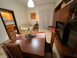 uma cozinha e sala de estar com uma mesa de jantar em La casa di Stefania vista mare em Francavilla al Mare