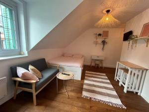 Charmant studio Saint-Nazaire centre في سان نازير: غرفة معيشة مع أريكة وسرير