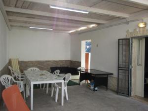 - une salle à manger avec une table de ping-pong et des chaises dans l'établissement Villa Sole, à Maruggio
