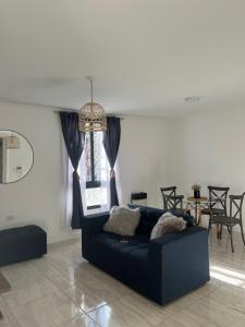 un soggiorno con un divano blu e un tavolo di Completo-Comodidad y estilo superior centrico a Santa Fe