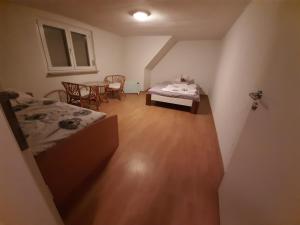 um quarto com uma cama, uma mesa e cadeiras em Ferienhaus Thüringen em Schwallungen
