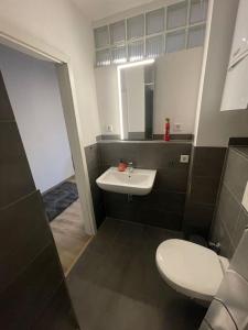 een badkamer met een wit toilet en een wastafel bij Gemütliche und entspannte Stadtoase in Krefeld Zentrum, Deluxe Living, 50qm nähe Düsseldorf Messe, Netflix und IpTv in Krefeld