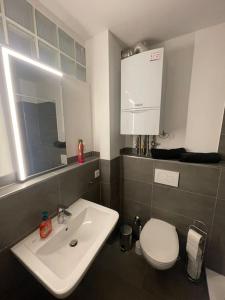 een badkamer met een wit toilet en een wastafel bij Gemütliche und entspannte Stadtoase in Krefeld Zentrum, Deluxe Living, 50qm nähe Düsseldorf Messe, Netflix und IpTv in Krefeld