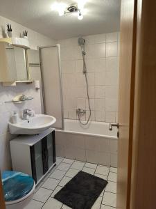 a bathroom with a sink and a toilet and a shower at Privatunterkunft, Ferienwohnung, Monteurswohnung in Bottrop