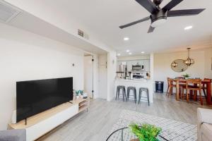 TV a/nebo společenská místnost v ubytování Villa Sunrise condo