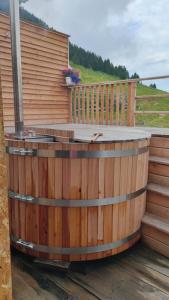 einen hölzernen Whirlpool auf einer Holzterrasse in der Unterkunft EkoTurizem Viženčar in Cerklje na Gorenjskem