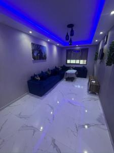 salon z kanapą i niebieskim sufitem w obiekcie Appartement Jardins de Tanger , 2 chambres w mieście Tanger
