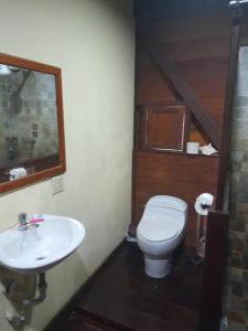 La salle de bains est pourvue de toilettes et d'un lavabo. dans l'établissement Charming Yellow Houses studio with terrace, à Bocas del Toro