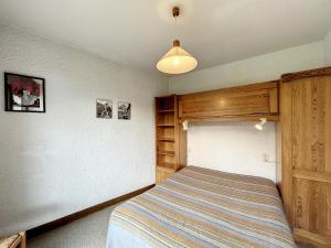 Llit o llits en una habitació de Appartement Combloux, 2 pièces, 5 personnes - FR-1-560-61
