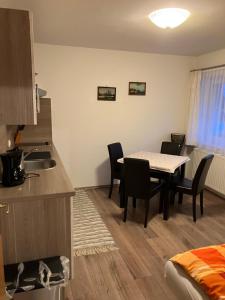ObersdorfにあるApartman Tauplitz skiing, hiking, bike, cross country - Haus Sandlweberのテーブルと椅子のあるキッチンとダイニングルーム +12枚の写真