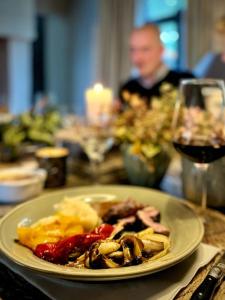 um prato de comida numa mesa com um copo de vinho em The cave em Sint-Denijs-Westrem