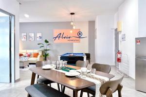 Köök või kööginurk majutusasutuses Atlantis Melaka I 5-11pax I 5min JonkerSt BY Alviv Management