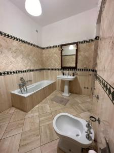 uma casa de banho com uma banheira, um WC e um lavatório. em La casa di Stefania vista mare em Francavilla al Mare