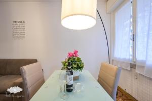 伯格里亞斯科的住宿－DA CAMILLO，一张餐桌,上面有花瓶