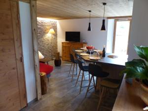 a dining room with a long table and chairs at Appartement Le Grand-Bornand, 2 pièces, 6 personnes - FR-1-467-96 in Le Grand-Bornand