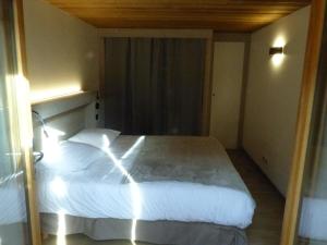 1 dormitorio con 1 cama blanca grande en una habitación en Appartement Le Grand-Bornand, 2 pièces, 6 personnes - FR-1-467-96, en Le Grand-Bornand