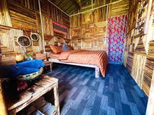 Rúm í herbergi á Gõ Kiến Homestay