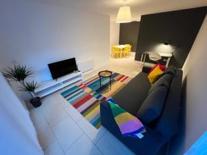 sala de estar con sofá azul y TV en Secluded and spacious apartment, en Dublín