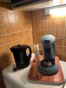 uma máquina de café sentada em cima de um frigorífico em Charmant studio à Font-Romeu avec place de parking em Font Romeu Odeillo Via