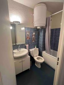 uma casa de banho com um lavatório, um WC e uma banheira em Charmant studio à Font-Romeu avec place de parking em Font Romeu Odeillo Via
