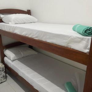 kilka łóżek piętrowych w pokoju w obiekcie 03 Doutor Hostel 800mts da praia w mieście Guarujá