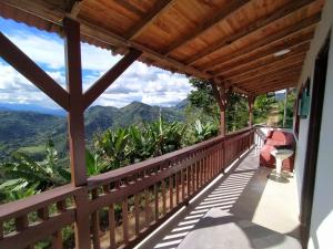 un balcón de una casa con vistas a las montañas en Alojamiento en Jardin Cabaña las Aguilas en Jardin