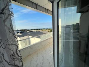 Blick aus einem Glasfenster des Balkons in der Unterkunft Astara Park White House in Astara