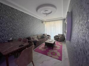 ein Wohnzimmer mit einem Sofa und einem Tisch in der Unterkunft Astara Park White House in Astara